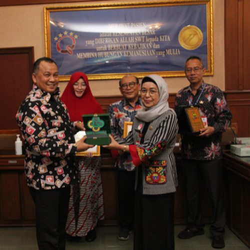 Penyerahan Penghargaan dari Gubernur Lampung kepada Tim Kembar Siam RSUD Dr. Soetomo